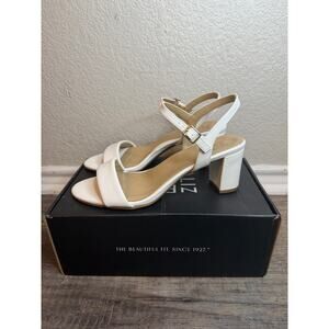 Naturalizer Bristol White Sandel Size 9 Wide
